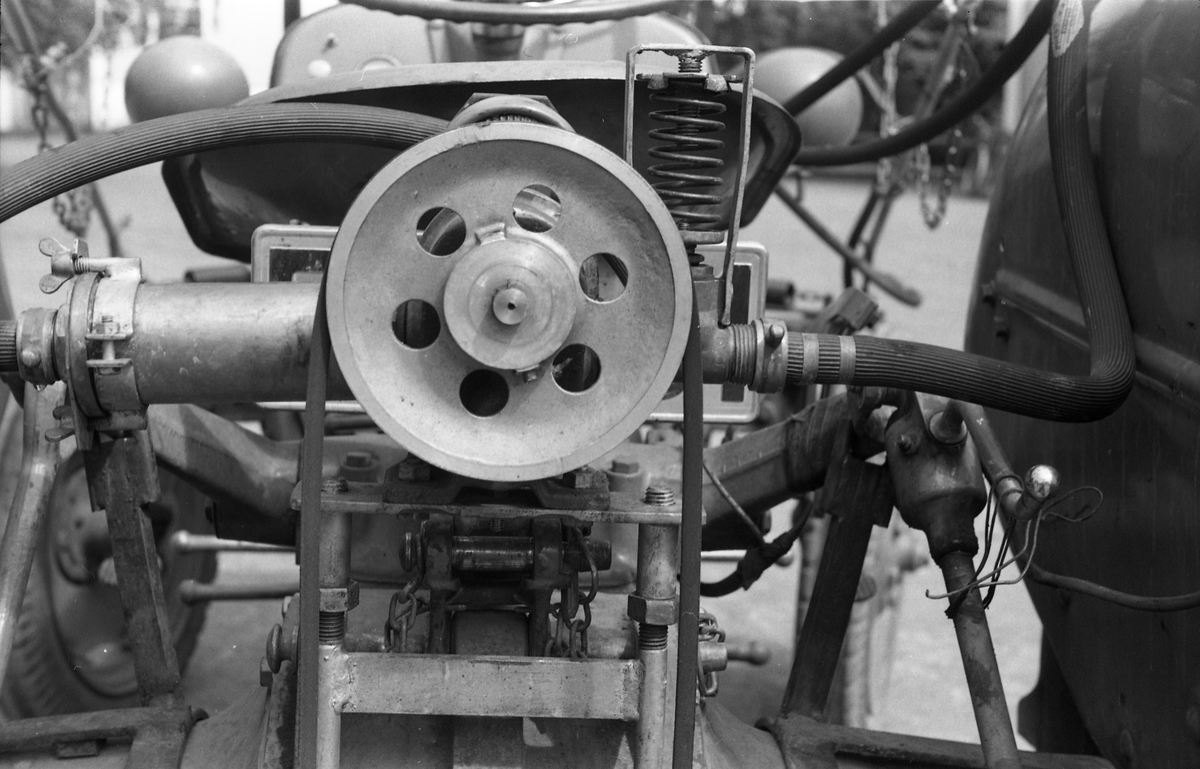 Traktor med påmontert sprøyteutstyr sommeren 1952. Serie på 26 bilder fra Oppland Småbruks og Hagebruksskole på Lena.