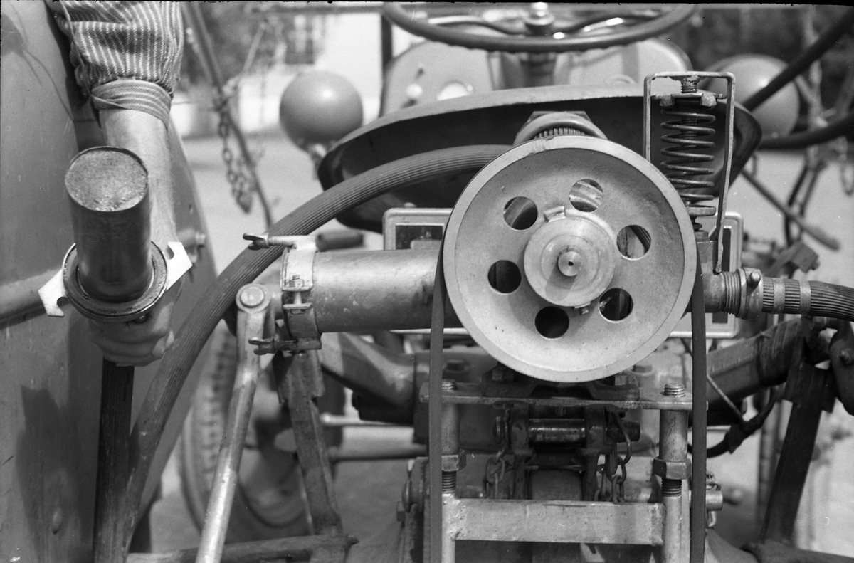 Traktor med påmontert sprøyteutstyr sommeren 1952. Serie på 26 bilder fra Oppland Småbruks og Hagebruksskole på Lena.