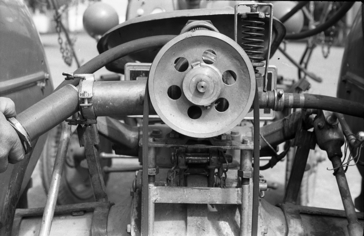 Traktor med påmontert sprøyteutstyr sommeren 1952. Serie på 26 bilder fra Oppland Småbruks og Hagebruksskole på Lena.