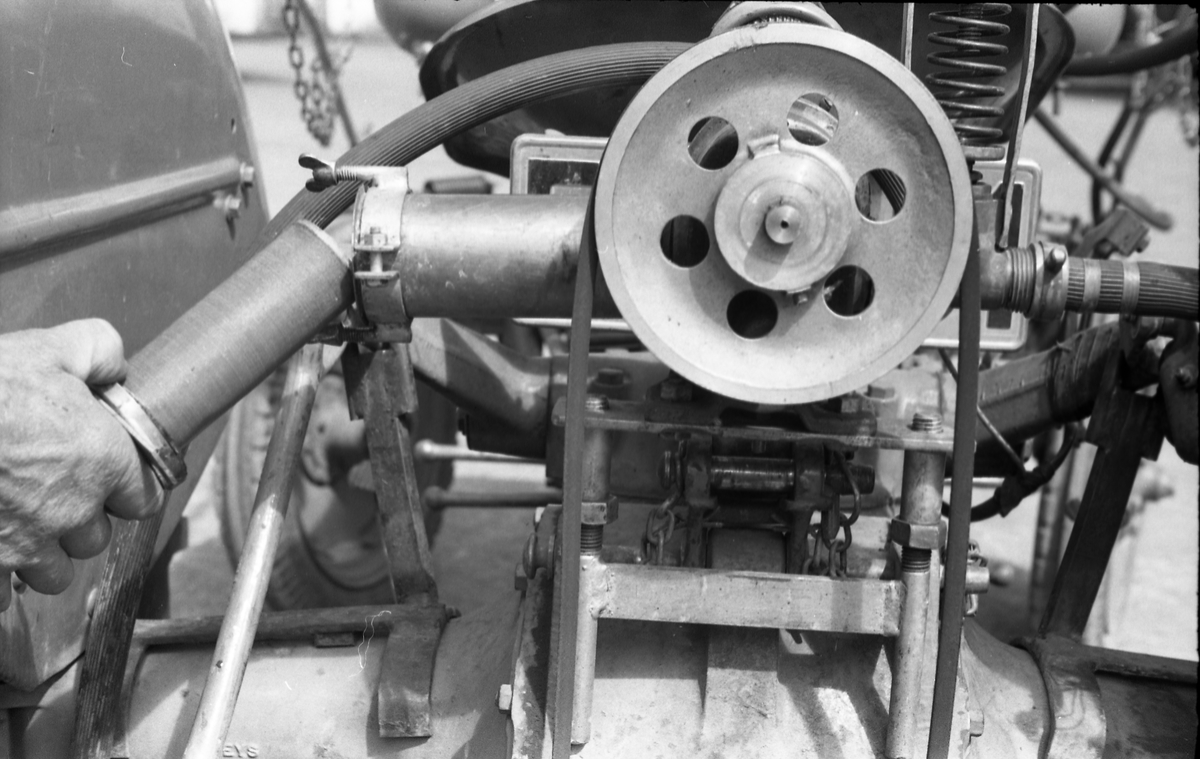 Traktor med påmontert sprøyteutstyr sommeren 1952. Serie på 26 bilder fra Oppland Småbruks og Hagebruksskole på Lena.