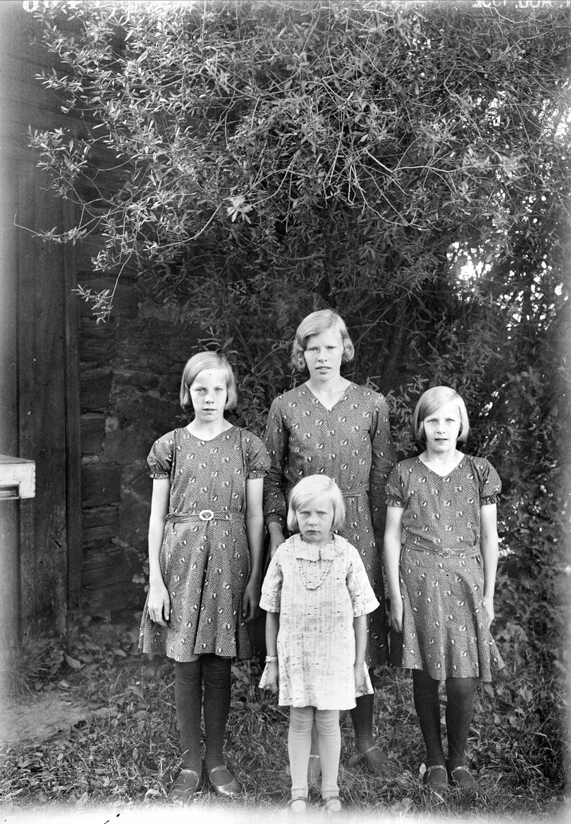 "Sigfrid Sagströms flickor", Kålsta, Torstuna socken, Uppland 1932