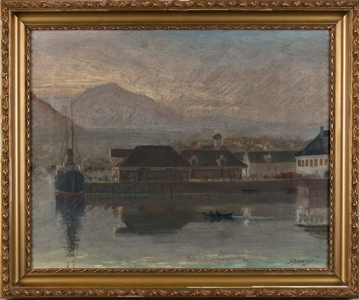 Oljemaleri med havnemotiv fra Bergen havn, Tollboden. Ser kai og pakkhus og ett av Fylkesbåtanes dampskip ved kai samt en robåt med to personer i forgrunn. I bakgrunn sees fjellene Løvstakken og Lyderhorn.