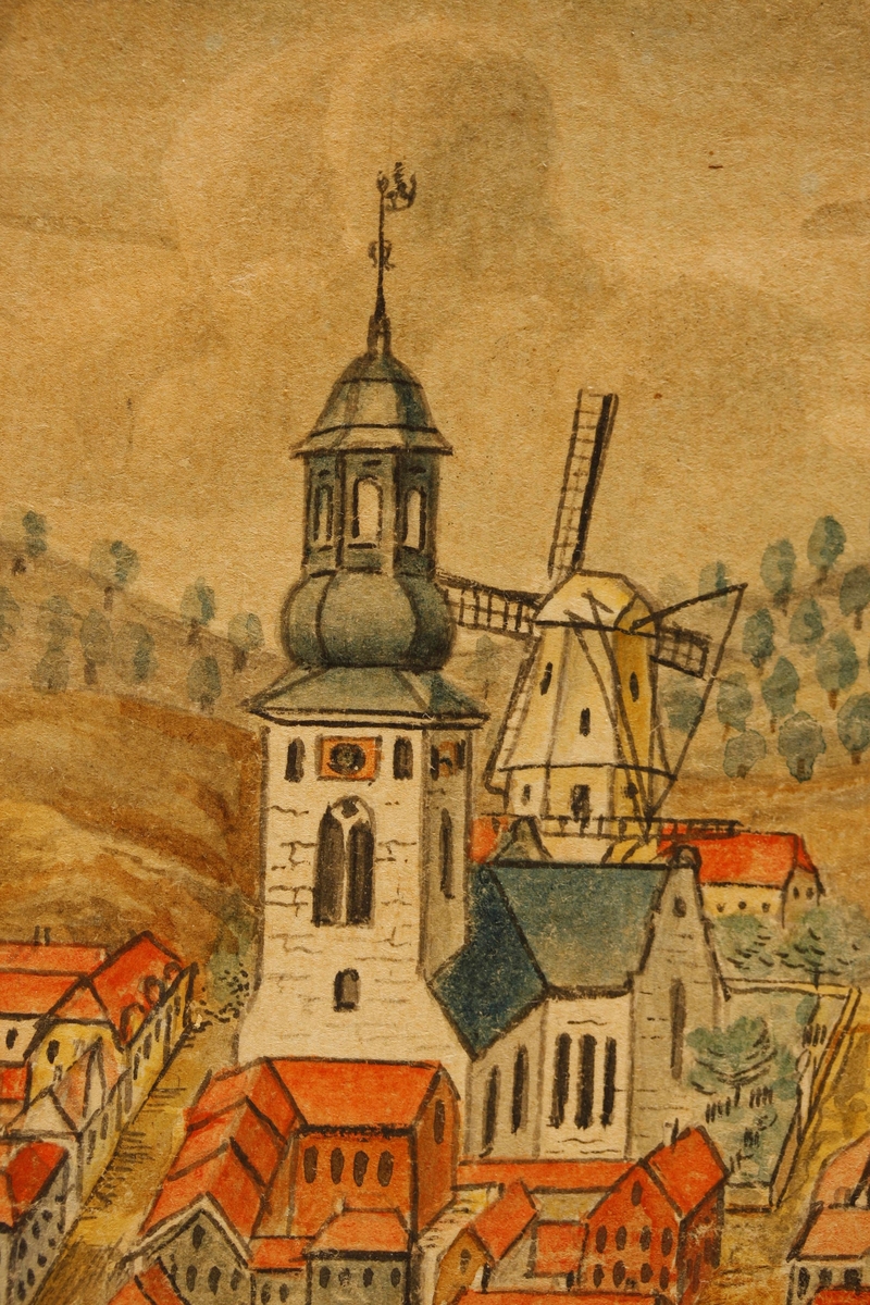 Kristiansand sett fra Vestre havn. I forgrunnen sjø og Lagmannsholmen. Mellomgrunn brygger med boder, 6 fartøyer ved bryggen, fire fartøyer på bedding, bakenforliggende bebyggelse med kirke og vindmølle omtrent midt i billedflaten. Bakgrunn: skogkledte åser, på en fjern topp et lite hus og flaggstang.