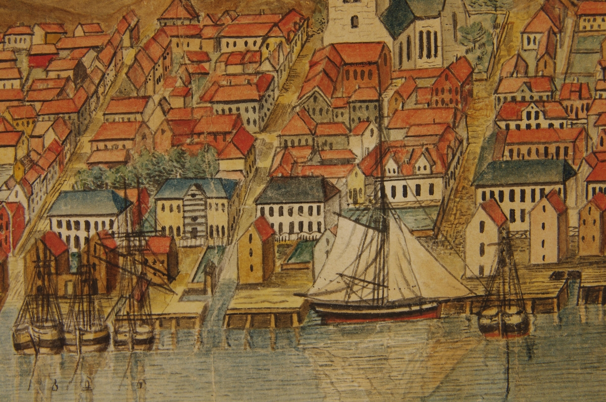 Kristiansand sett fra Vestre havn. I forgrunnen sjø og Lagmannsholmen. Mellomgrunn brygger med boder, 6 fartøyer ved bryggen, fire fartøyer på bedding, bakenforliggende bebyggelse med kirke og vindmølle omtrent midt i billedflaten. Bakgrunn: skogkledte åser, på en fjern topp et lite hus og flaggstang.