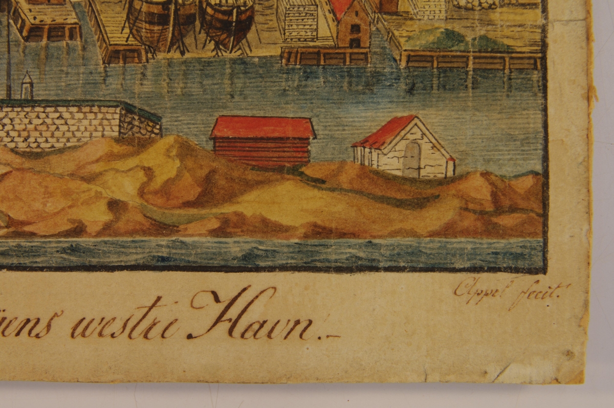 Kristiansand sett fra Vestre havn. I forgrunnen sjø og Lagmannsholmen. Mellomgrunn brygger med boder, 6 fartøyer ved bryggen, fire fartøyer på bedding, bakenforliggende bebyggelse med kirke og vindmølle omtrent midt i billedflaten. Bakgrunn: skogkledte åser, på en fjern topp et lite hus og flaggstang.