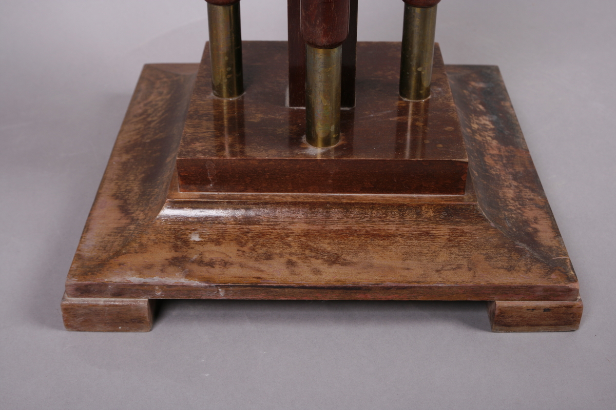 Firkantet med fire søyleben. Bordplate i messing med preget dekor.