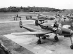 Furirskolan vid P 4 Skövde är på studiebesök vid Säve flygflottilj F 9 Göteborg, 1949.
F 9 som var en jaktflottilj använde vid den här tiden SAAB J 21 som syns på bilden.