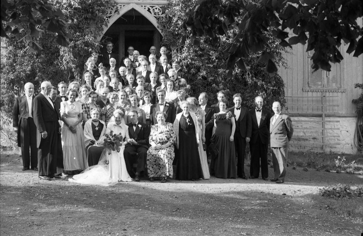 Bryllupsfest på Hoff Gjestgiveri 12.juli 1952. Brudeparet, Else Rustad og Edvard Narum, sammen med gjester fotografert foran gjestgiveriets hovedinngang. Til høyre for brudgommen sitter hans mor, Signe Narum. Til venstre for bruden hennes mor Betsy Marie Rustad, og til venstre for henne Kari "Mosse" Larsen (f.Rustad). Bak henne igjen står hennes mann Ernst Larsen (m/tversoversløyfe). Lengst til venstre står muligens Hans Rognerud. Fire bilder.