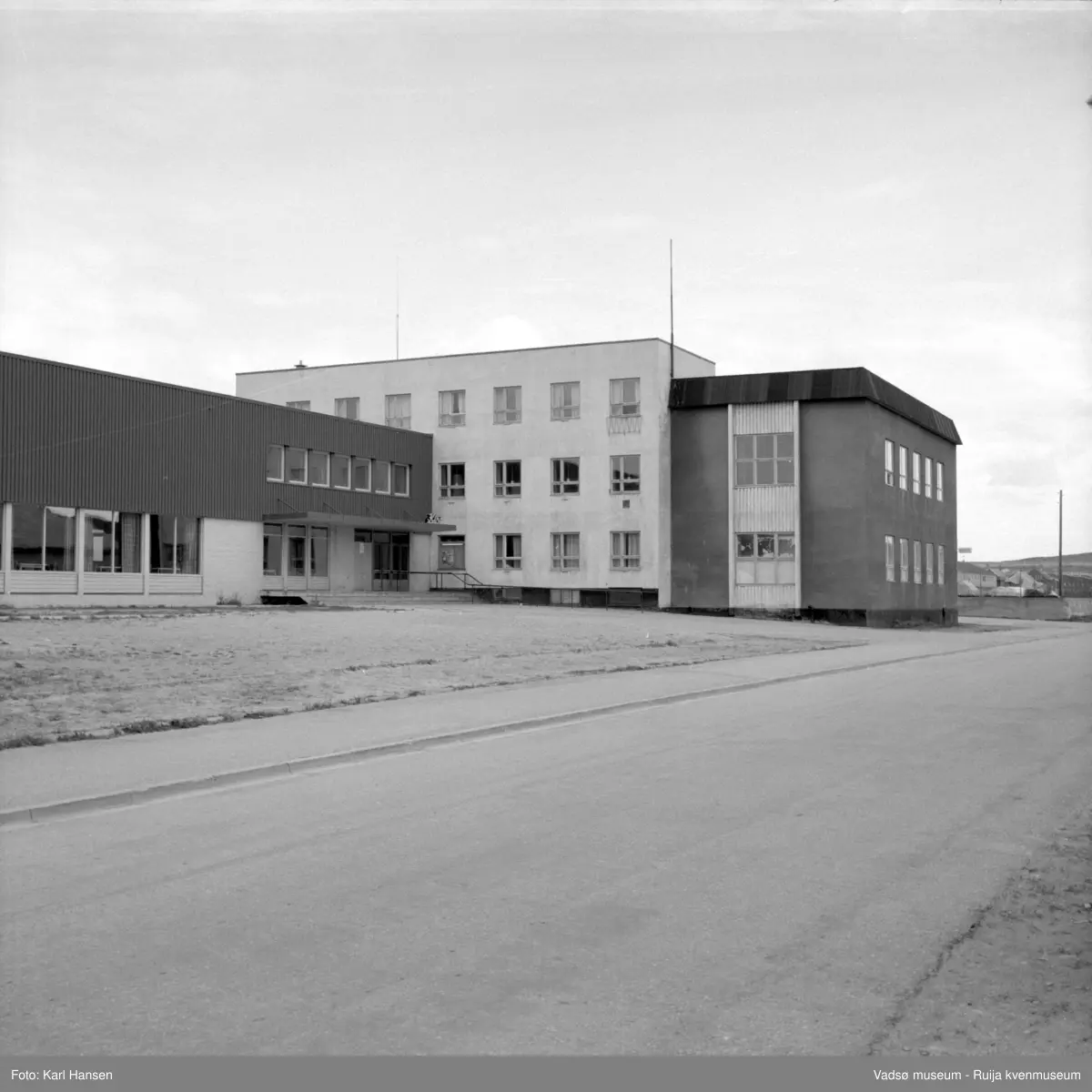 Vadsø samfunnshus 1972. Bildet er tatt mot nordøst. Samfunnshuset rommet kino, festsal, svømmebasseng.
Samfunnshuset var ferdig i 1955. Bygget hadde kino, svømmebasseng, kafe og festsal / gymsal. Utvidelsen mot vest med ny festsal og garderober ble tatt i bruk i 1964, da flyttet bibliotekets voksenavdeling fra rådhuset til samfunnshusets 2.etasje,