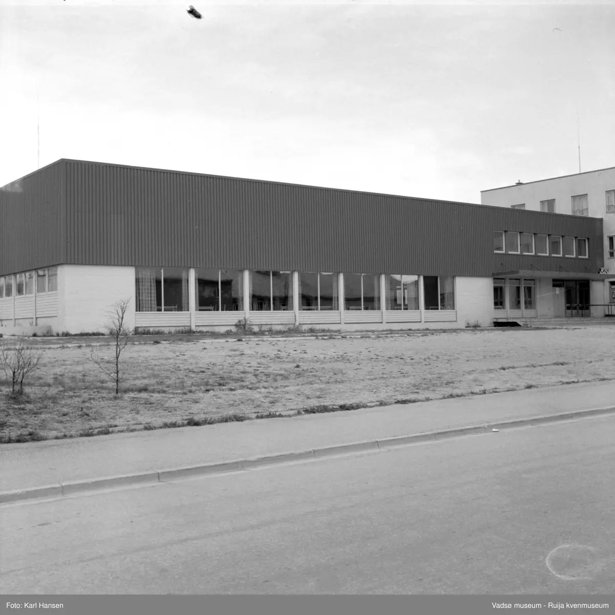 Vadsø samfunnshus 1972. 
Den eldste delen av samfunnshuset var ferdig i 1955. Denne nye delen med festsal og garderober var ferdig i 1964.