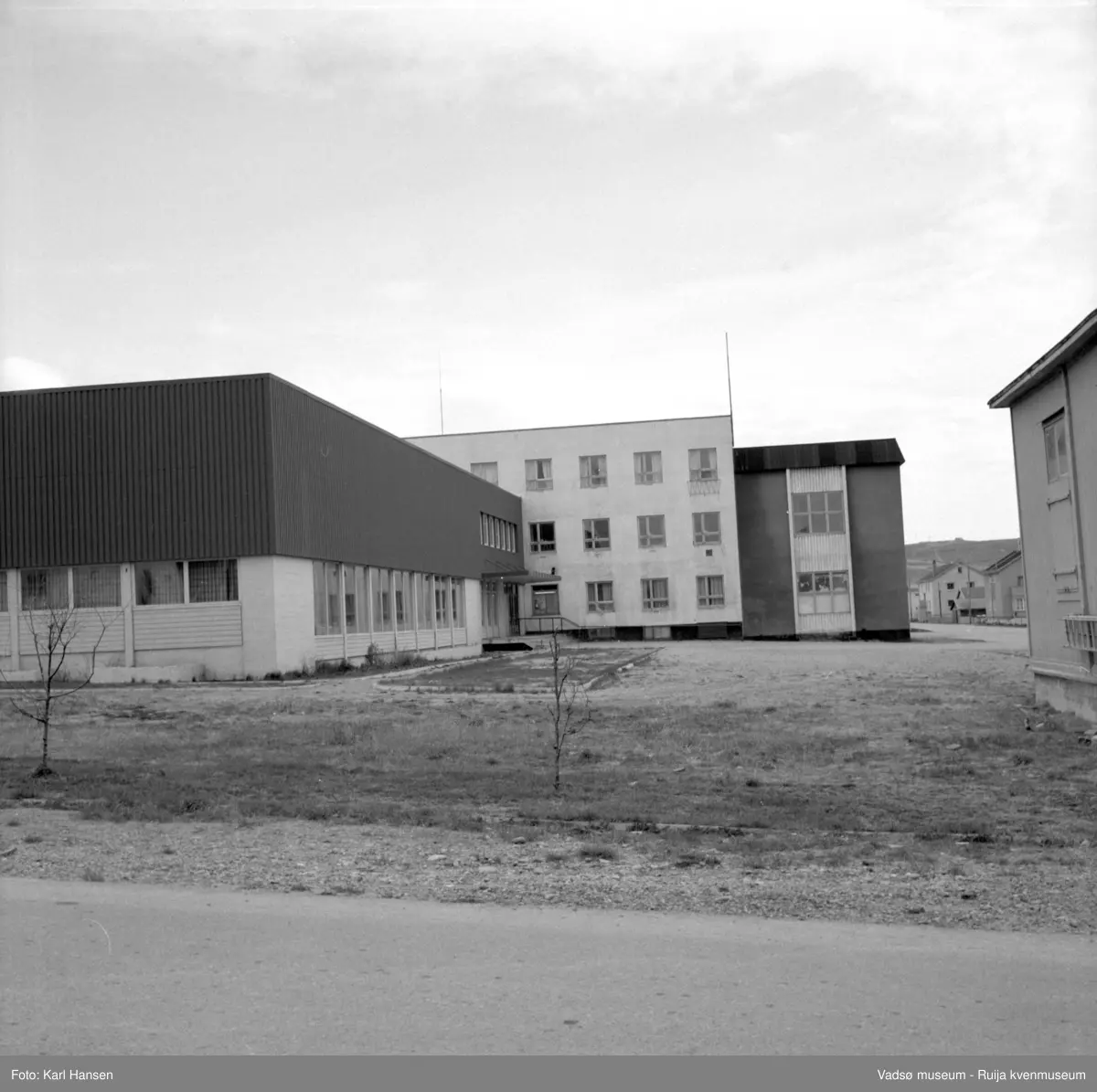 Vadsø samfunnshus 1972. Bildet er tatt mot øst. Den eldste delen, mot øst, sto ferdig i 1955 og rommet bl.a. kino og svømmebasseng, kafe og festsal / gymsal. Den nye delen, mot vest, sto ferdig i 1964, og rommet bl.a. ny festsal  og garderober. Foran til høyre litt av "det  gamle bedehus" for den læstadianske menighet. Melkevarden sees i bakgrunnen. 
Samfunnshuset vr ferdig i 1955. Bygget hadde kino, svømmebasseng, kafe og festsal / gymsal. Utvidelsen mot vest med ny festsal og garderober ble tatt i bruk i 1964, da flyttet bibliotekets voksenavdeling fra rådhuset til samfunnshusets 2.etasje,