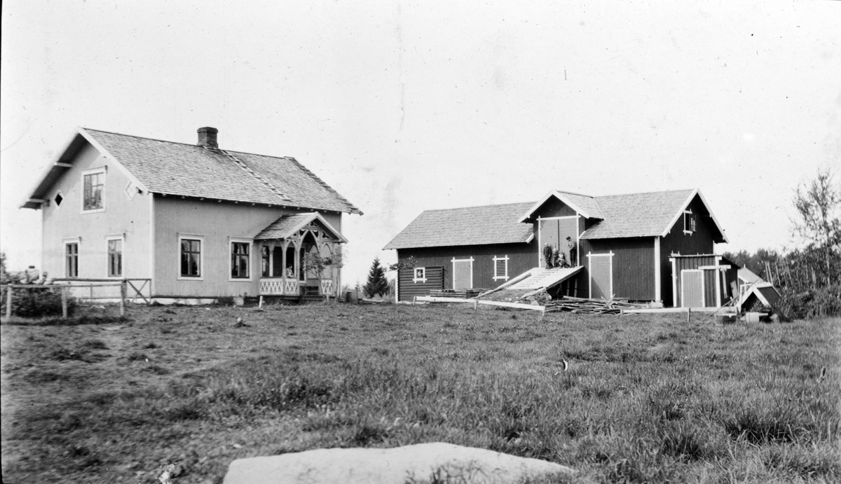 Småbruk, hus og låve, Familie på fire på låvebrua.