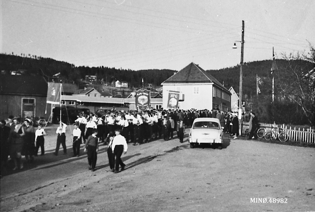 Alvdal skolekorps spiller på Steia 17. mai. 