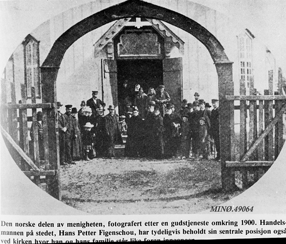Gruppebilde, personer foran kirke