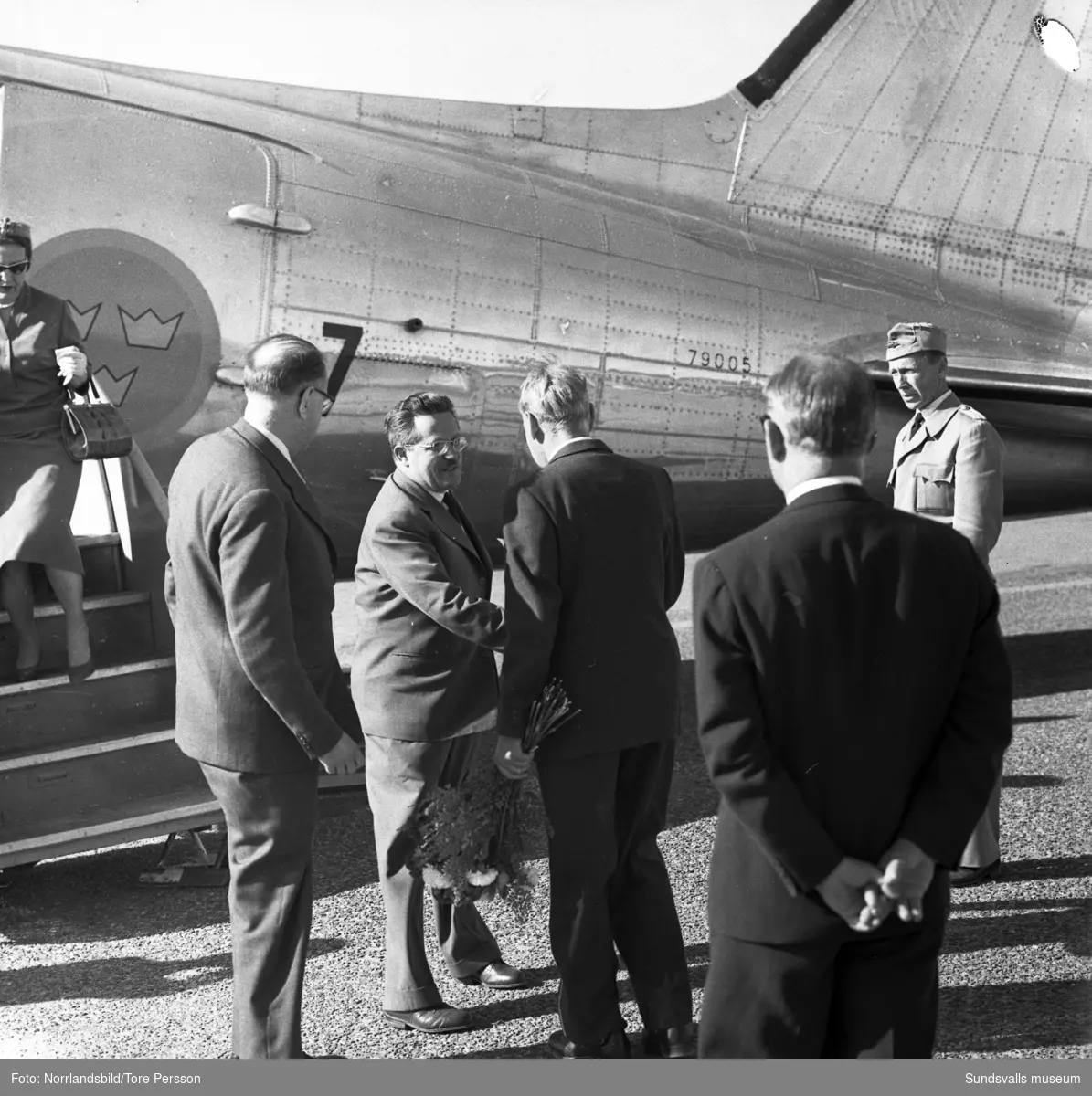 Statsbesök. Jugoslaviens viceprecident Edvard Kardelj besöker Europas modernaste pappersbruk Ortviken i sällskap av bland andra statsminister Tage Erlander och riksdagsman Olof Palme. På bild 2 samtalar statsminister Erlander med Bror Olsson, Östen Strand och Olov Lodin, arbetare vid Ortviken. Tvådagarsbesöket inbegrep även bland annat visning av  Östrands fabriker, Stockviksverken och inte minst medborgarhuset Kusten.