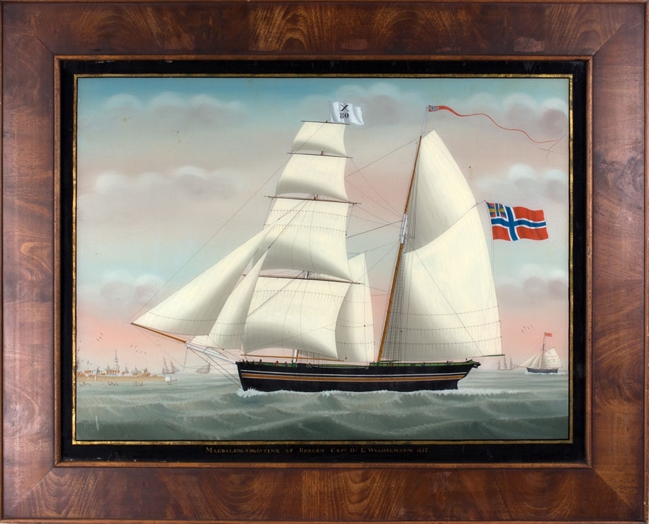 Skipsportrett av skonnertbrigg MAGDALENE CHRISTINE med full seilføring. Flagg med kjenningssignal X80 i fokkemasten og norsk handelsflagg med svensk-norsk unionsmerke i akter. Til høyre i motivet sees en slupp. Til venstre i motivet befestet by med kirkespir og vindmøller, Vlissingen i Nederland, samt seilskip i horrisonten. Syv av mannskaet sees i arbeid på dekk.