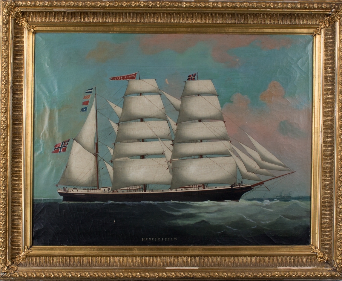 Skipsportrett av bark HENRIK IBSEN med full seilføring. I horrisonten sees dampskip og andre seilfartøyer.
Skipet fører norsk handelsflagg med svensk-norsk unionsmerke i akter, gjørs i fortoppen samt vimpel med skipets navn i stormasten.