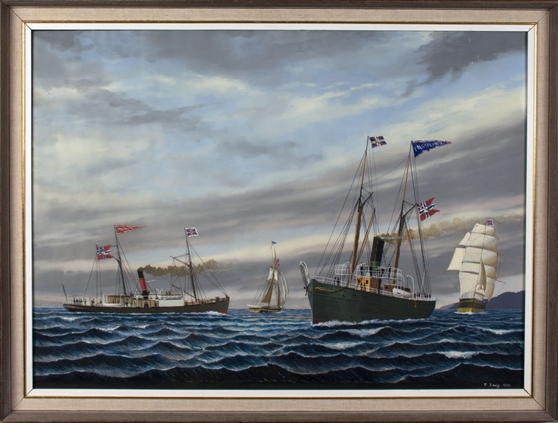 Flerskipsbilde av DS FOLGEFONDEN og DS VIKINGEN under fart. Ser også seilskute og seilfartøy. Begge dampskipene fører vimpel med sildesalaten samt det norske handelsflagget med svensk-norsk unionsmerke. Passasjerer på dekk.
