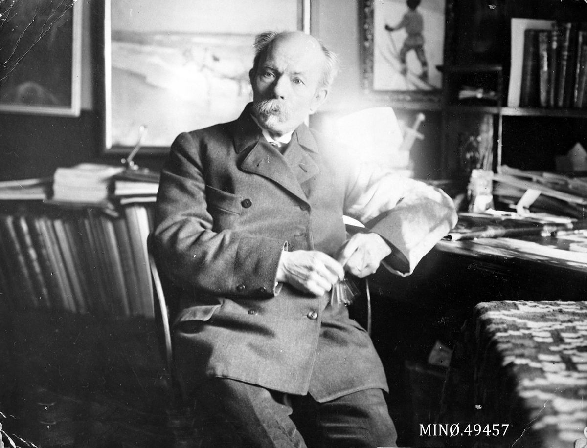 Arne Garborg ved skrivebordet, repro. 