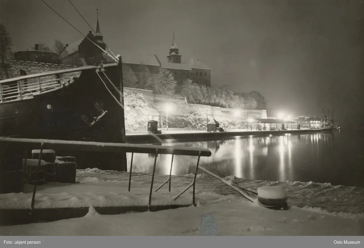 havn, skipsbaug, fjord, Akershus festning, snø, nattemørke