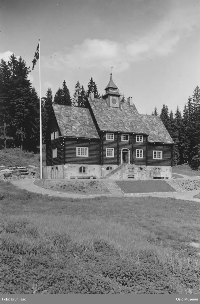 Skimuseet, flagg, skog