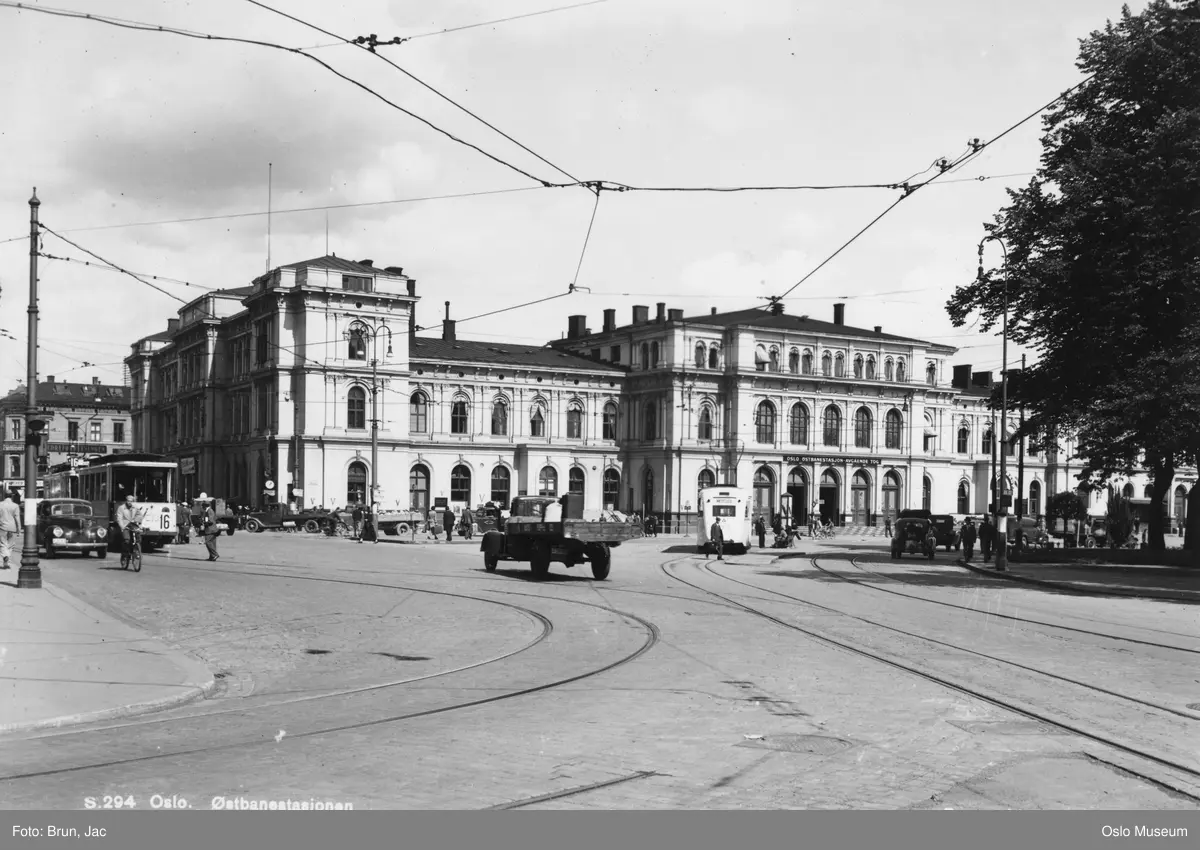 gateløp, biler, trikk, trafikk, mennesker, Østbanestasjonen