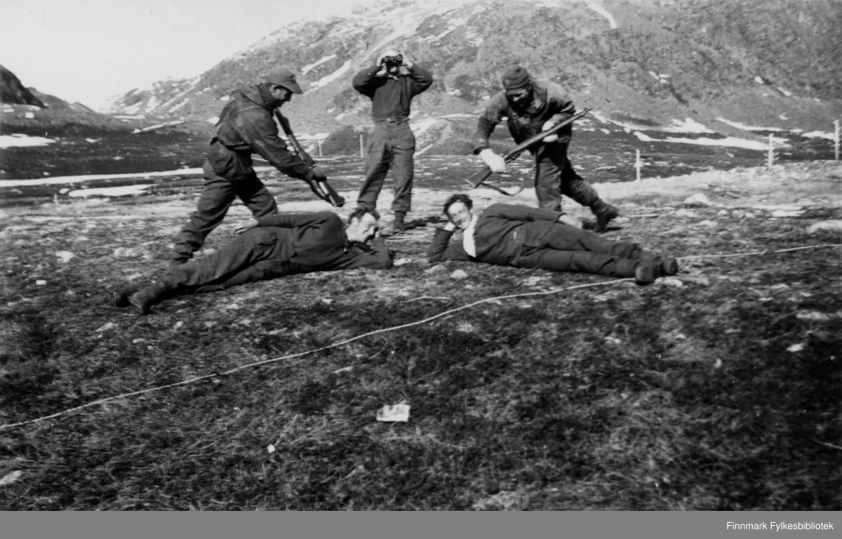Norske soldater øver seg på å overmanne tyske soldater. Hopseidet, i 1945. Bildet er tatt før Hopseid-tragedien, 6 mai 1945. Det var en svært tidlig vår det året og soldatene lette etter måsegg. 

Bildeserien "Frigjøringen av Finnmark 1944-45" viser et unikt materiale fotografert av soldater i Den Norske Brigade, 2. Bergkompani under deres oppdrag "Frigjøringen av Finnmark" som kom i stand under dekknavn "Øvelse Crofter". Fakta rundt dette bildematerialet illustrerer iflg. vår informant, George Bratli: "2.Bergkompani, tilhørende Den Norske Brigade i Skottland,  reiste fra Skottland 30. oktober 1944 med krysseren «Berwick» til Scapa Flow på Orkenøyene for å slutte seg til en større konvoi som skulle være med til Norge. Om bord på andre skip var det mange russiske krigsfanger som hadde vært på tysk side og som nå ble sendt hjem. 
2.Bergkompani forlot havn 1.november 1944 og kom til Murmansk, Sovjetunionen, 6. november 1944. 
De ble her lastet om og fraktet til Petsamo, Sovjetunionen, hvor de ankommer 11.november 1944. 
Kompaniet reiser så til Sandnes utenfor Kirkenes og blir forlagt der frem til 26.november 1944. De flytter så videre til Skipparggura. 
Den 29.november reiser deler an kompaniet til Rustefielbma og Smalfjord og noen drar opp på Ifjordfjellet. 

17. desember ankommer resten av kompaniet til Smalfjord. 30.desember blir en avdeling sendt til Hopseide og 8. januar 1945 blir noen sendt til Kunes.
Den 14. januar er kompaniet delt og ligger i Kunes, Kjæs, Børselv, Hopseide og Smalfjord.
5. februar 1945 blir 3.tropp sendt over Porsangerfjorden for å operere i Olderfjorden. Her var de i kamp og hadde tap i  Billefjord og Sortvik.
8.mars 1945 kom noen til Renøy og 12. mars kom første del av kompaniet til Brennelv.
7.mai begynte kompaniet å bygge ny kai i Hambukt.
19. mai ble de som hadde falt begravd i Lakselv.
8. juni ble kompaniet flyttet fra Brennelv til Tromsø for så å bli sendt videre til Mo I Rana 16.juni."
8. juni ble kompaniet flyttet fra Brennelv til Tromsø for så å bli sendt videre til Mo I Rana 16.juni."

Nasjonalbiblioteket har et hefte fra 1983 skrevet av Krigsinvalideforbundet, med intervjuer med soldater og deres opplevelser: 
https://www.nb.no/items/5d58d366b390666f671f57078519c2c7?page=0&searchText=Det%20glemte%20kompani%20-%202.%20Bergkompani%20og%20frigj%C3%B8ringen%20av%20Finnmark

https://www.arkivverket.no/utforsk-arkivene/andre-verdenskrig/befolkede-jordhuler-kjokken-i-det-fri-og-midlertidige-begravelser-privat-bildesamling-etter-soldat-i-2.bergkompani