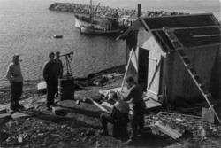 Hårklipp av soldater fra Den Norske Brigade, 2.Bergkompani. 