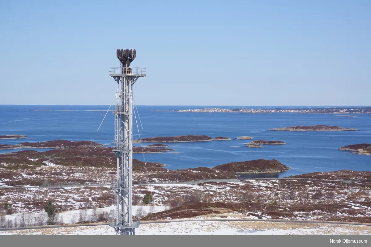 Droneinspeksjon av fakkelen på Nyhamna i 2013.

Dronen flyver rundt fakkelen for å filme og fotografere.