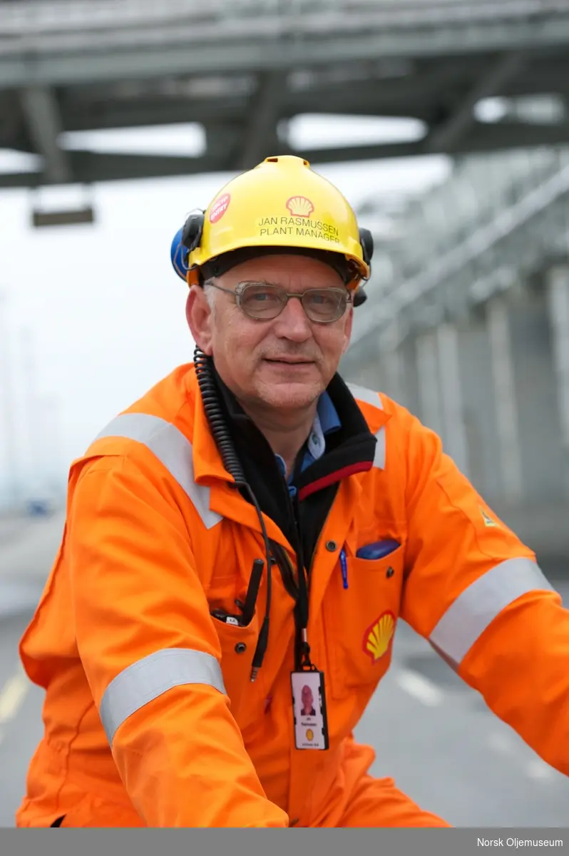 Jan Rasmussen (plant manager) på sykkel gjennom landanlegget på Nyhamna.