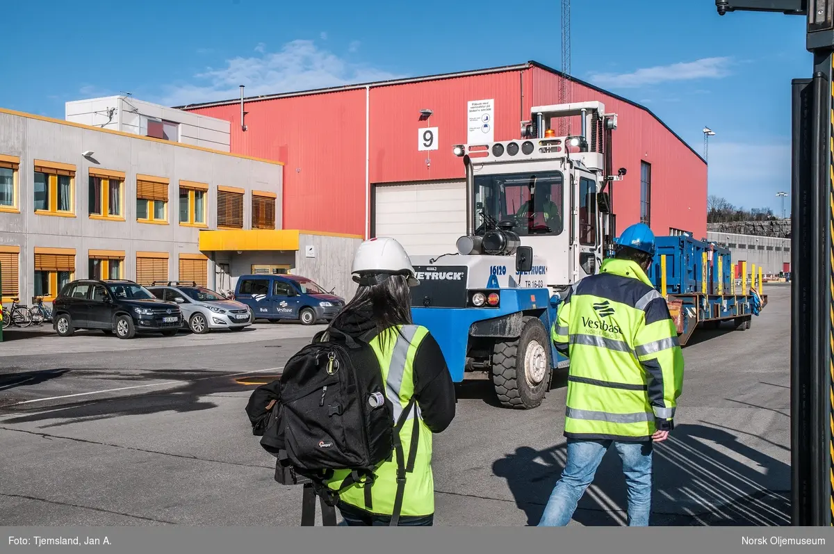 Truck transporterer gods gjennom porten og  inn på baseområdet til Vestbase i Kristiansund.