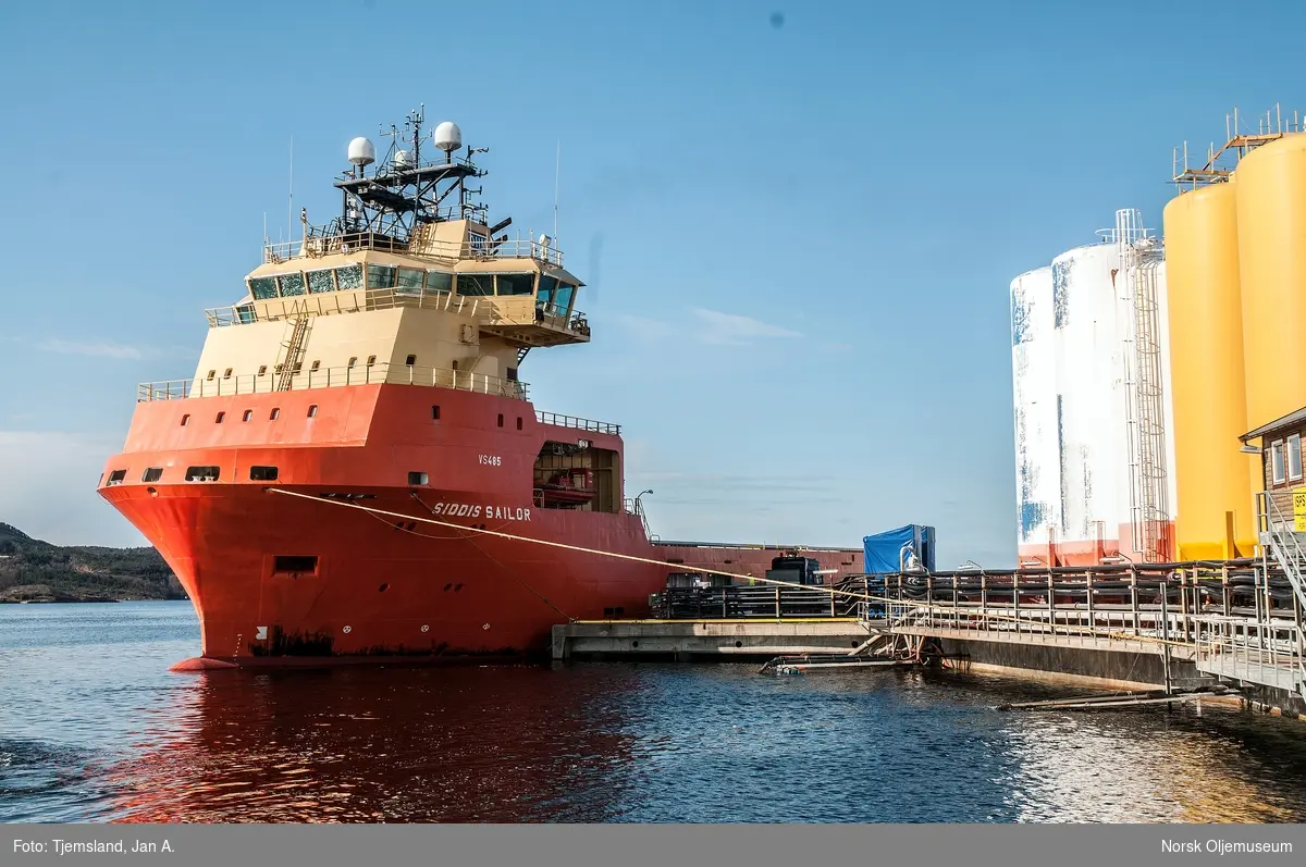 Forsyningsfartøyet Siddis Sailor hjemmehørende i Stavanger, laster og losser ved kai på Vestbase i Kristiansund.