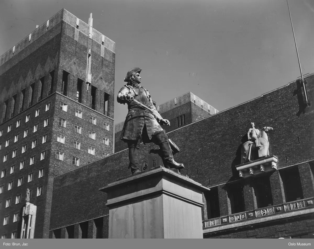portrettstatue, Rådhuset, veggskulptur