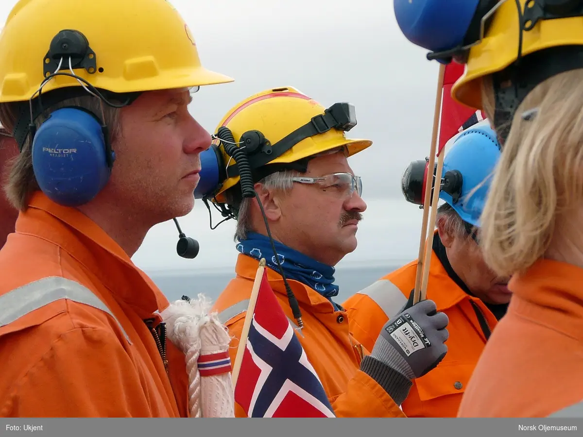 17.mai toget på Draugen har tatt oppstilling på helikopterdekket mens de lytter til talen fra Øyvind Espeland.