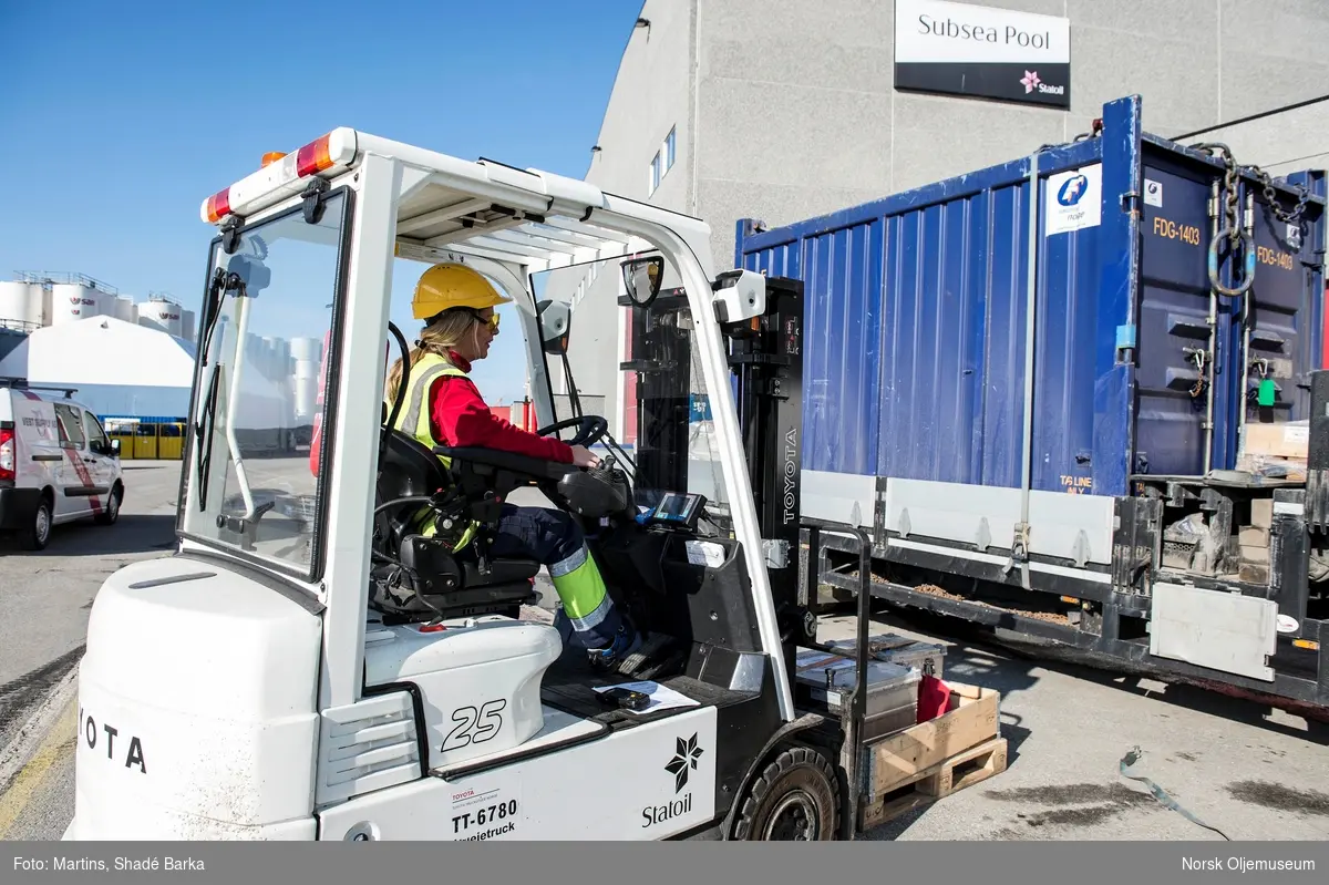 Truckfører i arbeid på Vestbase.