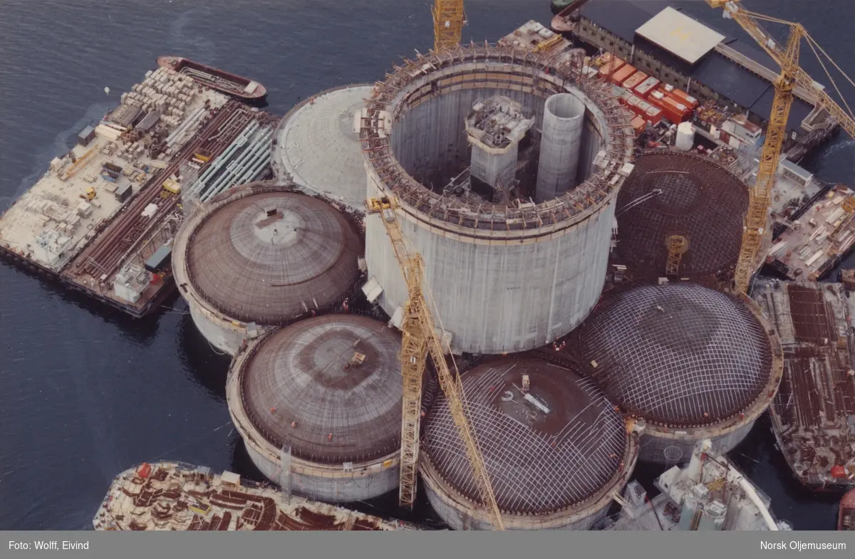 Betongkonstruksjonen står nå på dypere vann, slik at glidestøpingen kan fortsette. 

Oktober, 1991.