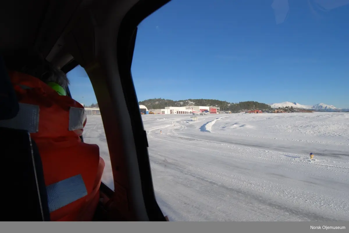 På vei ut til Draugen. Helikopteret skal til å ta av fra Kristiansund flyplass.