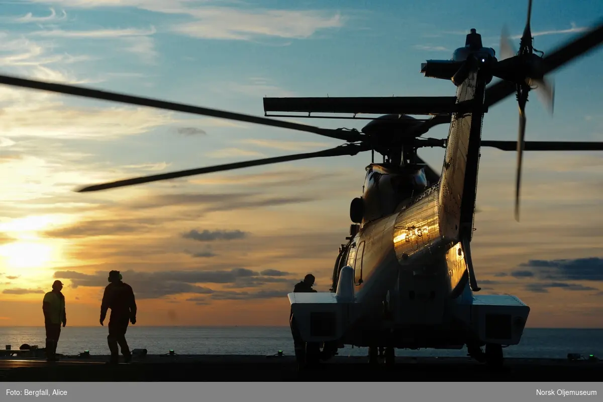 Helikopter i solnedgang.