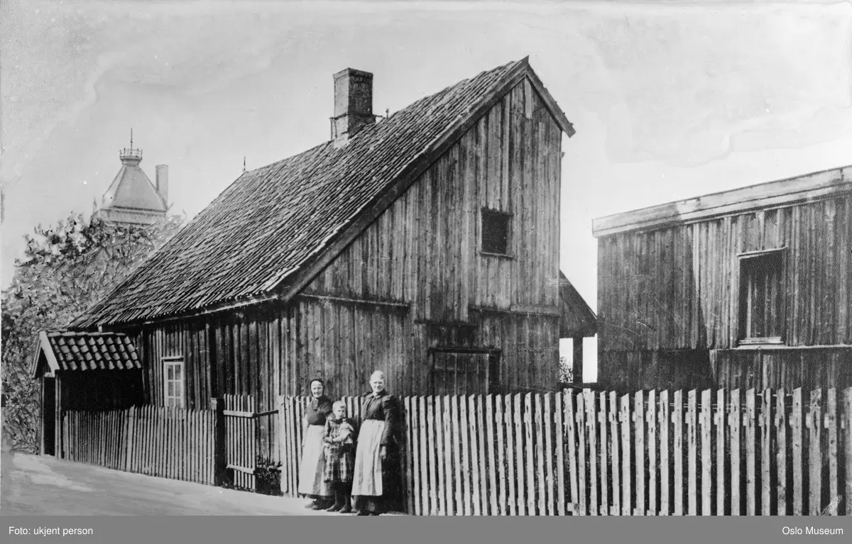 husmannsplass "Jerusalem", trehus, bolighus, kvinner, jente, dukke, gjerde