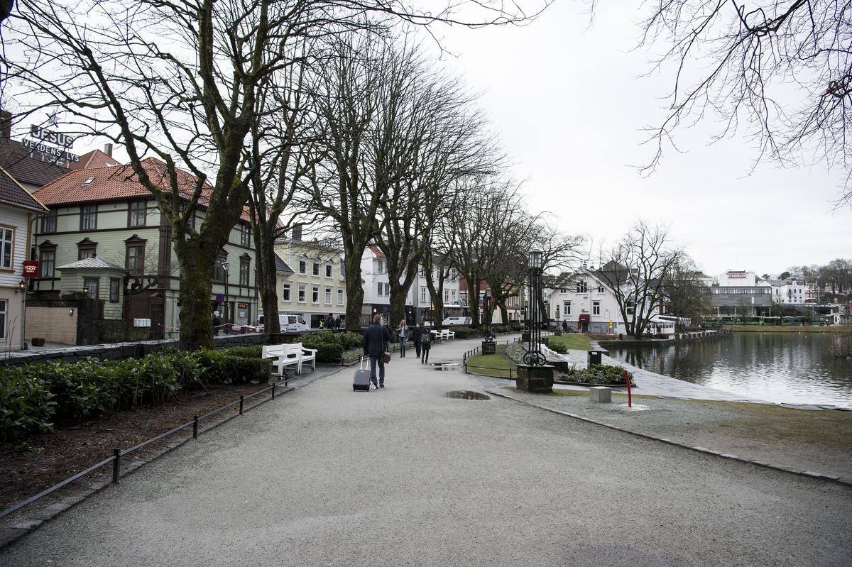 Lysreklamen «Jesus Verdens lys» viser fremdeles at Bergelandsgaten var byens bedehusgate, og skiltet er et av landets eldste lysreklameskilt med historie tilbake til 1920-årene. Skiltet er beholdt av historiske årsaker selv om den opprinnelige eieren, Apostolisk Tro, er ute av bygget for lenge siden.
