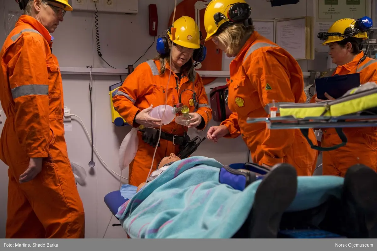 Det er viktig å vite hva en skal gjøre når ulykka er ute. Derfor har førstehjelpsteamet ofte øvelse på sykestua. Fra venstre: Gro Helene Vikre, Carina Løvgren, Anne Holten og Birgitte Frøytlog Karlsen.