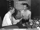 F6 Karlsborg 1949. Stamflygförare 174-6-49 von Haugwitz och doktor Jakobsson. Albumet är en del av en donation från Karl-Axel Hansson, Karlsborg. Förteckning över hela donationen finns i albumet samt som Word-dokument.