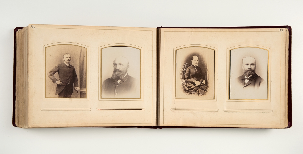 Fotoalbum med kabinettfotografier. Portretter av norske kapteiner, med koner og barn, som har fart på Pensacola og London. Samlet av prost Gustav Barman i årene 1888-1904. Prost Barmann var sjømannsprest disse steder.