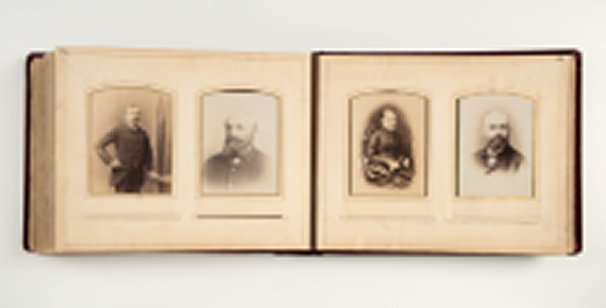 Fotoalbum med kabinettfotografier. Portretter av norske kapteiner, med koner og barn, som har fart på Pensacola og London. Samlet av prost Gustav Barman i årene 1888-1904. Prost Barmann var sjømannsprest disse steder.