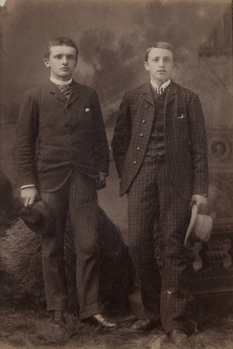 Fotoalbum med kabinettfotografier. Portretter av norske kapteiner, med koner og barn, som har fart på Pensacola og London. Samlet av prost Gustav Barman i årene 1888-1904. Prost Barmann var sjømannsprest disse steder.