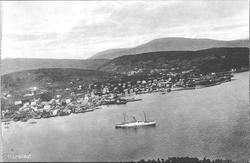 Harstad by fotografert fra Gangsåsen. D/S "Viking" på havna 