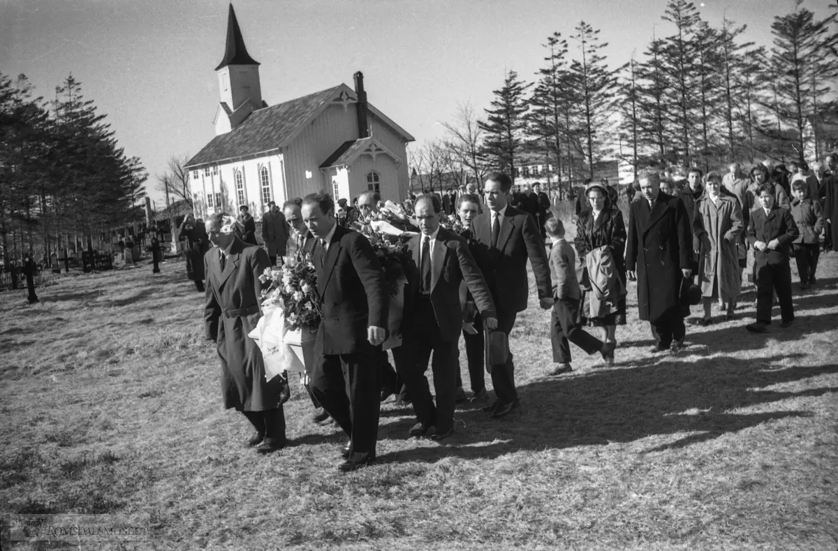 "1958"."Gravferd fru Opstad 21.01.1958?" .Gravferden til Emilie Bjørnerem g.Opstad f.12.09.1887 d.28.03.1958.