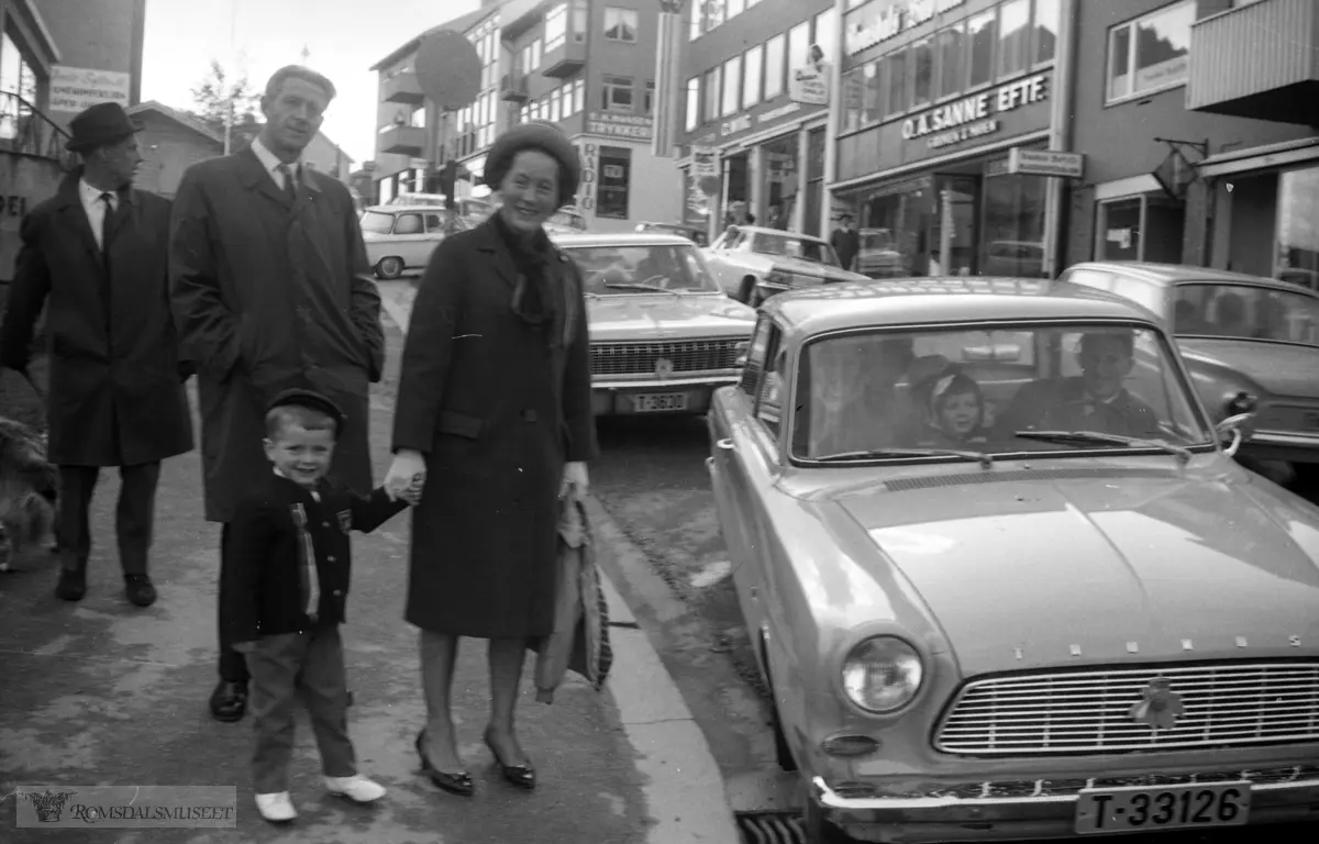 "17.mai.1965".Nærmest Ford Taunus 12M 1963-66 med reg nr T-33126.