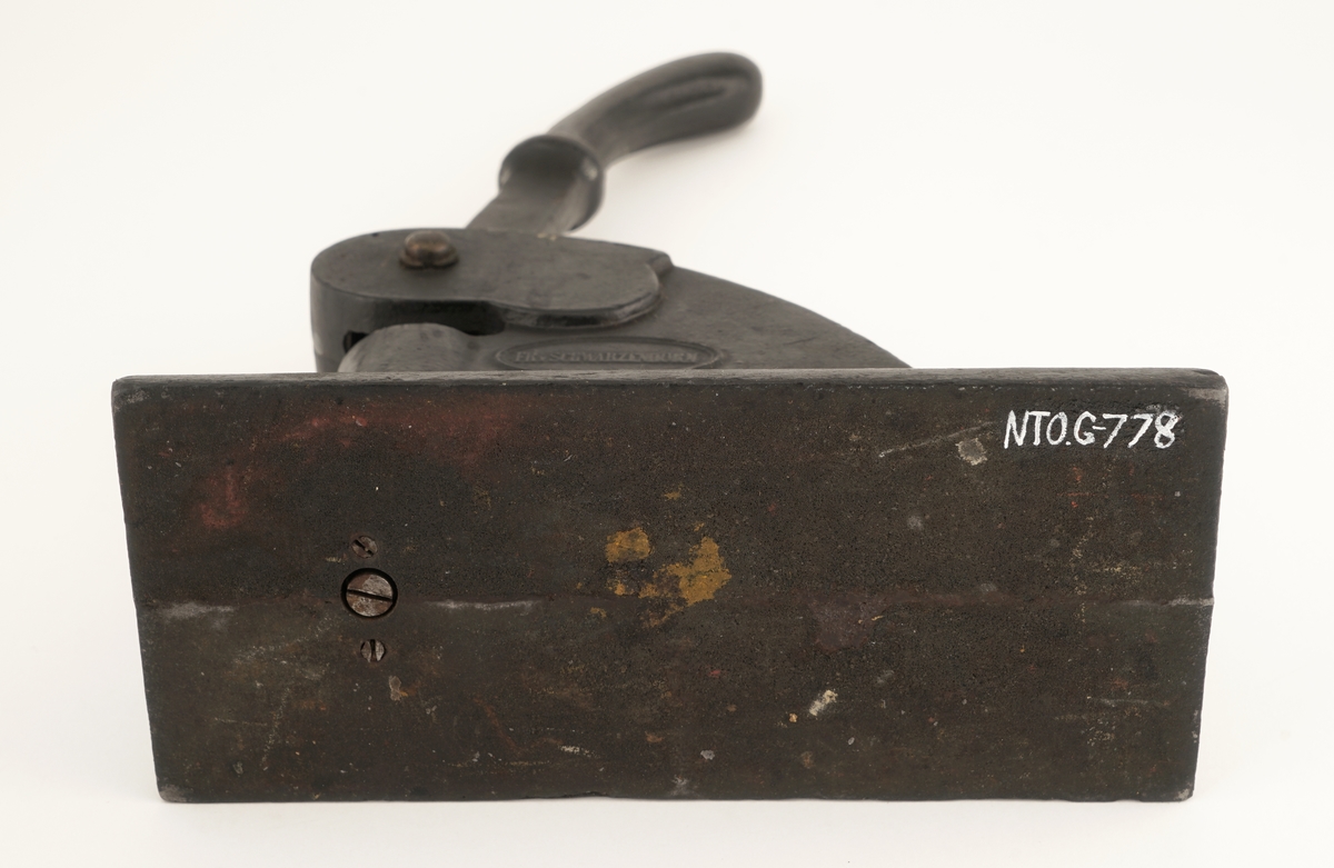 Stempelpresse av metall