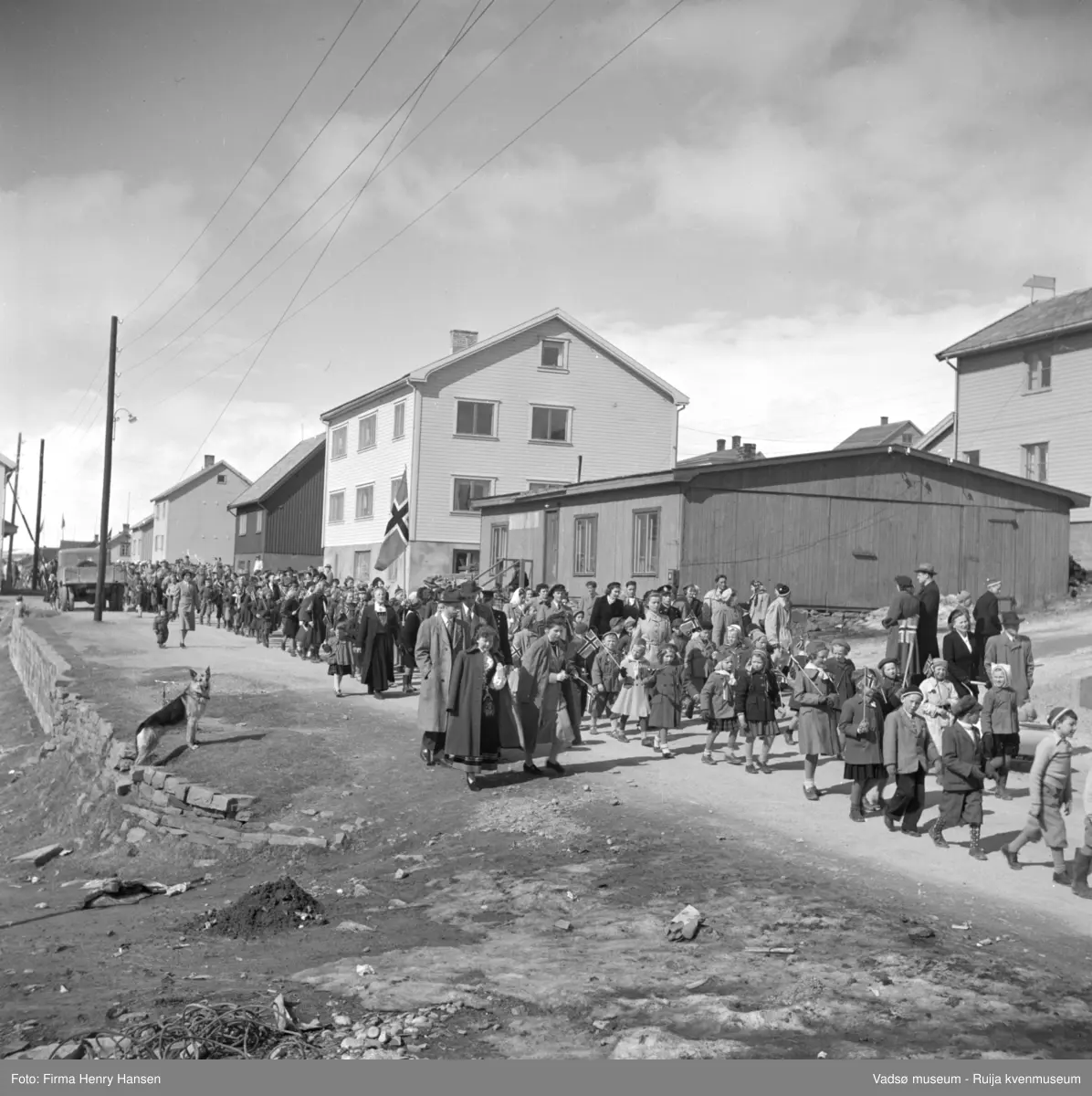 Vadsø 17 mai 1952. Folketog på vei østover i Havnegata.
